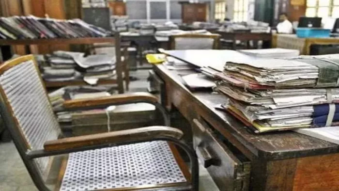 जनप्रतिनिधियों के सामने सोफा या ऊंची कुर्सी पर नहीं बैठ सकेंगे - प्रतीकात्मक तस्वीर।