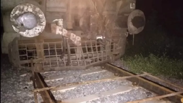 ग्वालियर में बिरला नगर स्टेशन के आउटर पर पटरियों पर रखी गईं लोहे की मोटी छड़ें।