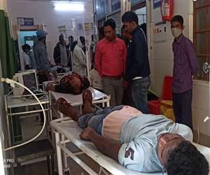 Jharkhand Hindi News, Khunti News होटल संचालक ने तीनों कर्मियों को इलाज के लिए तत्काल सदर अस्पताल पहुंचाया।