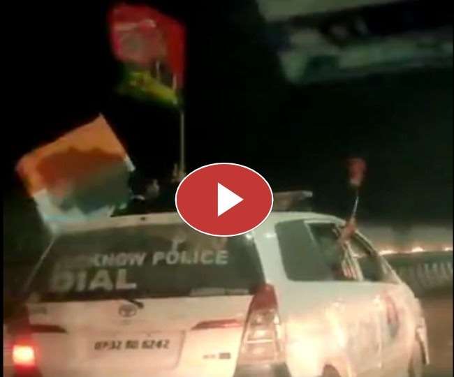 पुलिस की गाड़ी में लहराया सपा का झंडा, इंटरनेट मीड‍िया पर वीडियो वायरल।
