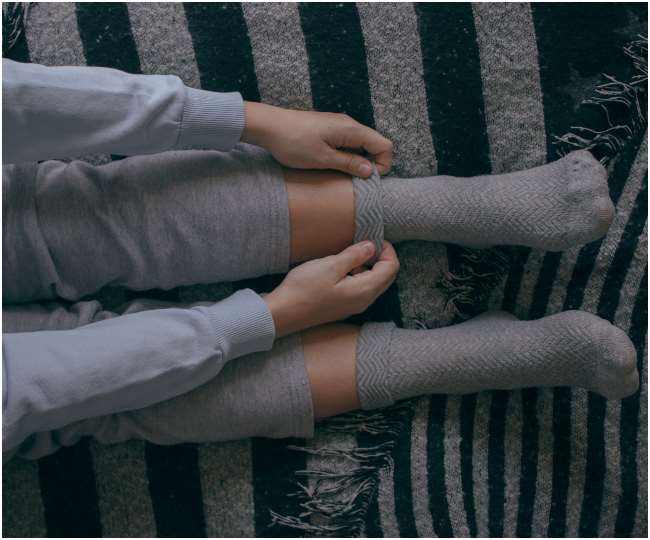 Sleeping Health Tips कहीं आप भी तो नहीं करते मोज़े पहनकर सोने की ग़लती