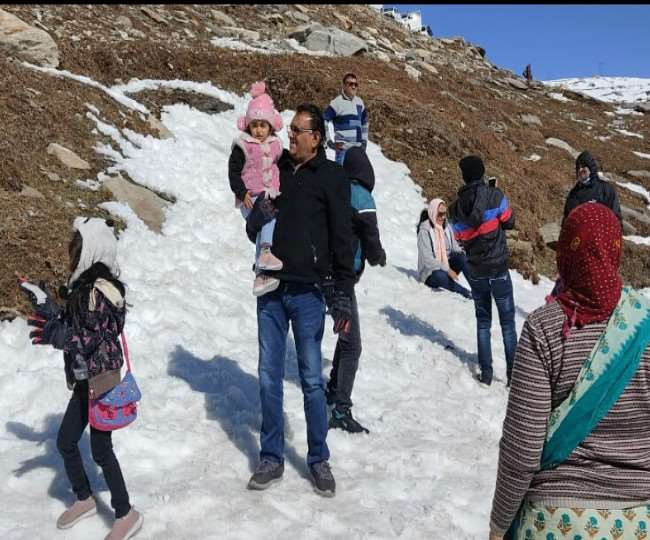 रोहतांग दर्रे में बिछी बर्फ की मोटी परत ने दर्रे की रौनक को लौटा दिया है