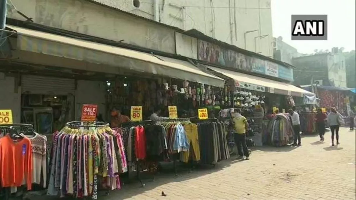 दिल्ली में कपड़ों की चुनिंदा मार्केट में सस्ते कपड़े लिए जा सकते हैं।