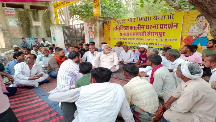 आदमपुर: गांव खैरमपुर में धरने पर पहुंचे कांग्रेस नेता जयप्रकाश। जागरण