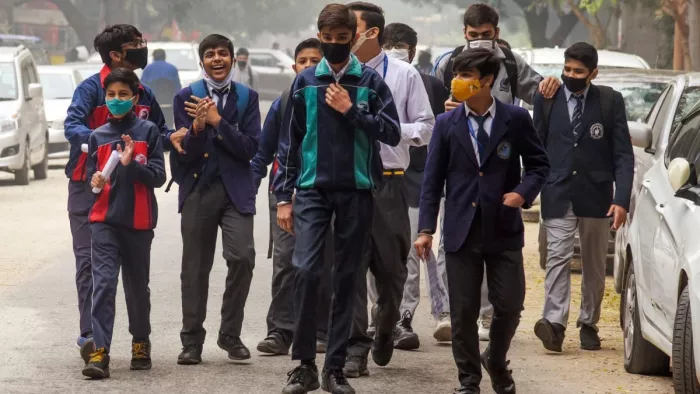 Delhi Schools Reopen: प्रदूषण के खराब स्तर के बीच दिल्ली और नोएडा में खुले स्कूल
