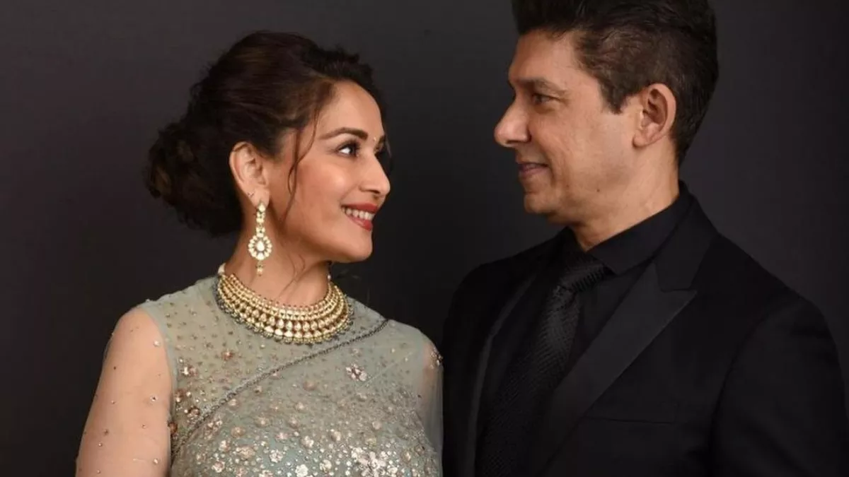 Madhuri Dixit: माधुरी दीक्षित के पति डॉ नेने हुए शर्टलेस, फिटनेस देख फटी रह  गईं यूजर्स की आंखें - madhuri dixit husband dr nene remove his shirt social  media users get shocked