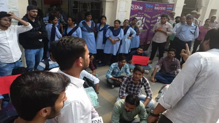 परिक्षा परिणाम का आरोप लगाकर ABVP के साथ प्रदर्शन कर रहे छात्र।