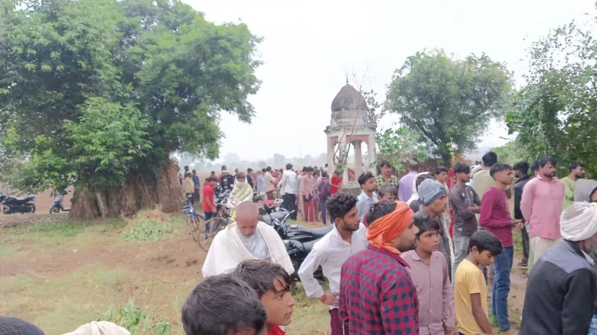 Agra News: आगरा में सुबह गिरी आकाशीय बिजली, खेत में काम करते तीन लोग झुलसे, मोबाइल फोन बना मुसीबत