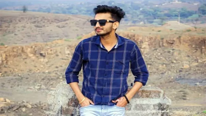 छात्र सुजल की उसके परिचितों ने मंगलवार की रात ईंटों से मारकर हत्या कर दी।