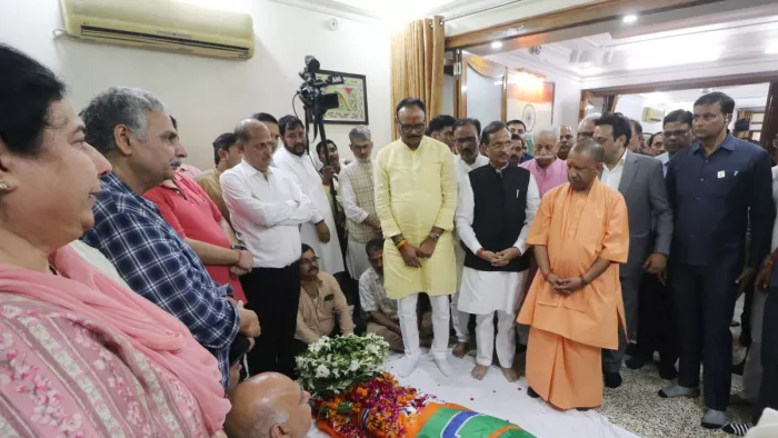 पूर्व मंत्री आशुतोष टंडन के निधन पर श्रद्धांजलि देने पहुंचे सीएम योगी।- जागरण