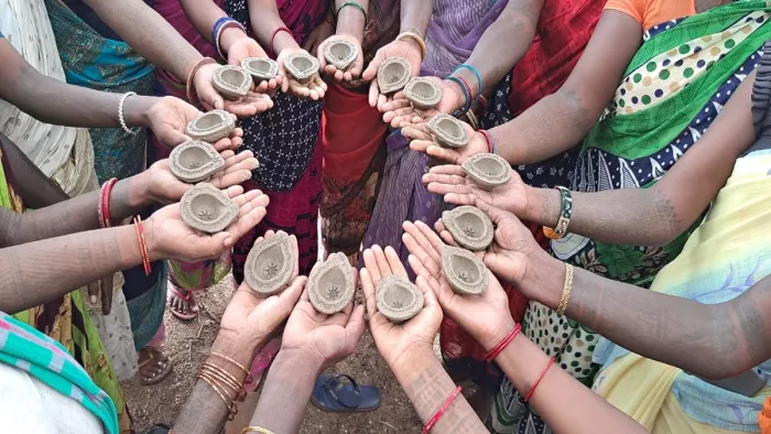 एकल श्रीहरि गोग्राम योजना अन्तर्गत तैयार किए जा रहे गाय के गोबर से बने उत्पाद।