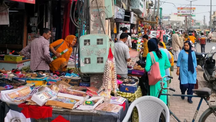 धनतेरस पर्व से पहले दिन नगर के बाजारों में रही चहल-पहल।