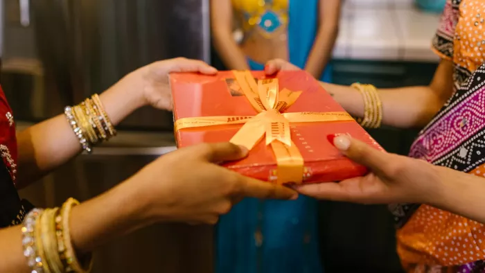 Diwali Gift Ideas: दिवाली पर अपने दोस्तों व रिश्तेदारों को दें ये गिफ्ट्स