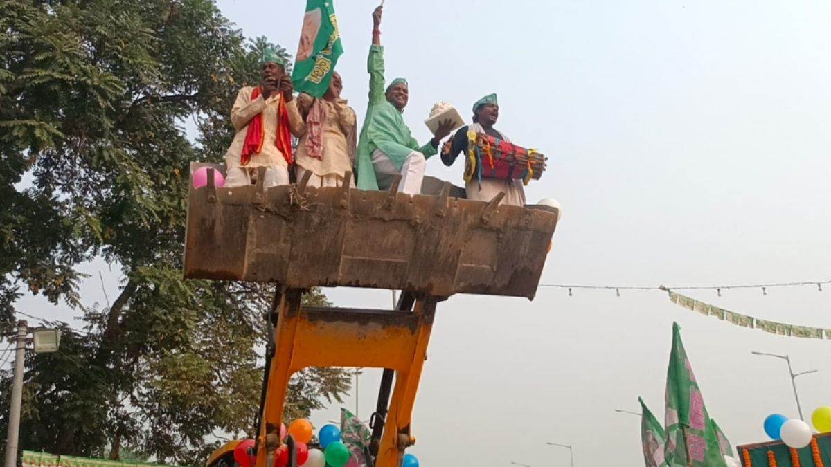 tejashwi yadav birthday 2023 celebrated birthday by standing on jcb in hajipur