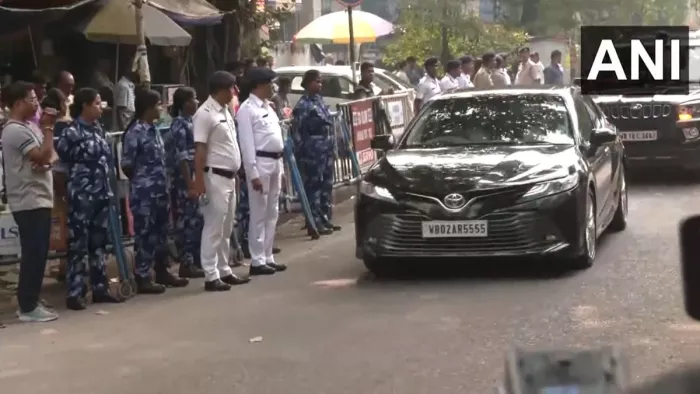 टीएमसी नेता अभिषेक बनर्जी बंगाल स्कूल नौकरी घोटाला मामले में पूछताछ के लिए ईडी दफ्तर पहुंचे हैं।