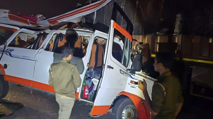 Firozabad News: हादसे में क्षतिग्रस्त टूरिस्ट बस।
