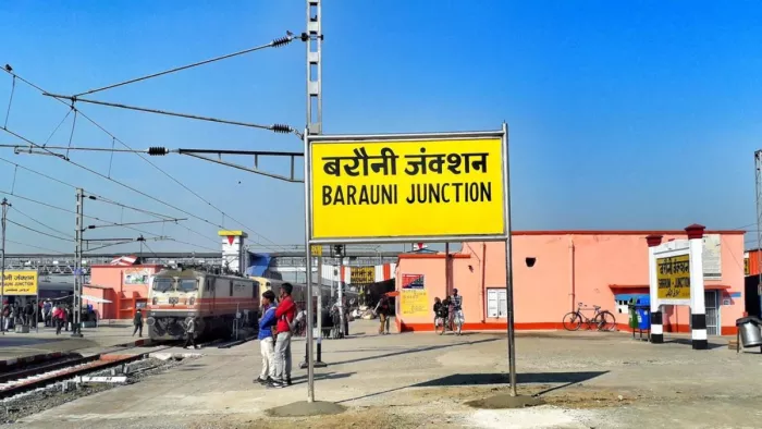 बरौनी-लखनऊ एक्सप्रेस के इसी इंजन के बफर से दबने से हुई रेलकर्मी की मौत। फाइल फोटो