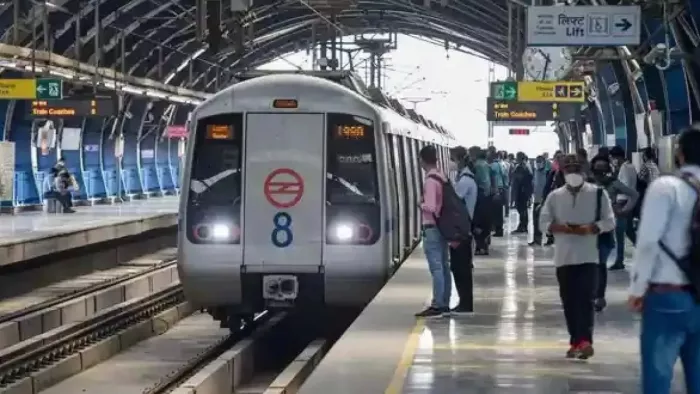 छठ पूजा के बाद बिहार से आने लोगों ने दिल्ली मेट्रो रेल निगम (डीएमआरसी) ने मेट्रो के फेरे बढ़ा दिए।