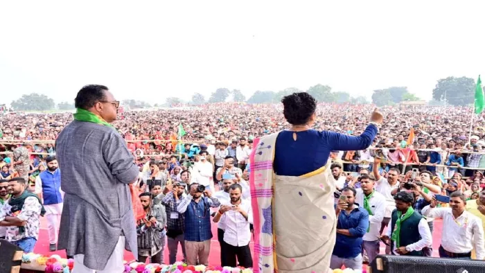 चुनावी जनसभा को संबोधक करतीं कल्पना सोरेन