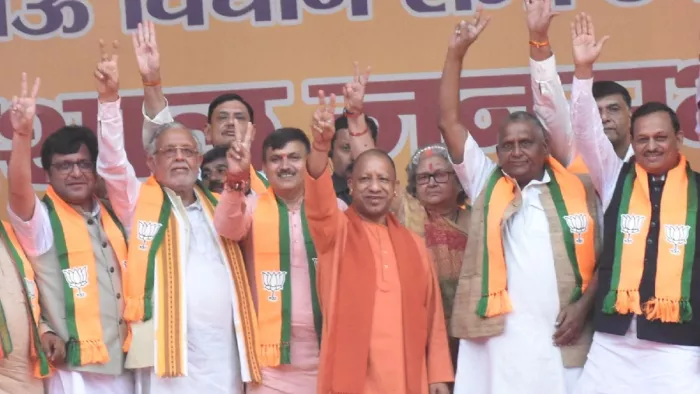 जनसभा में समर्थकों का अभिवादन स्वीकार करते मुख्यमंत्री योगी आदित्यनाथ (मध्य में)। जागरण