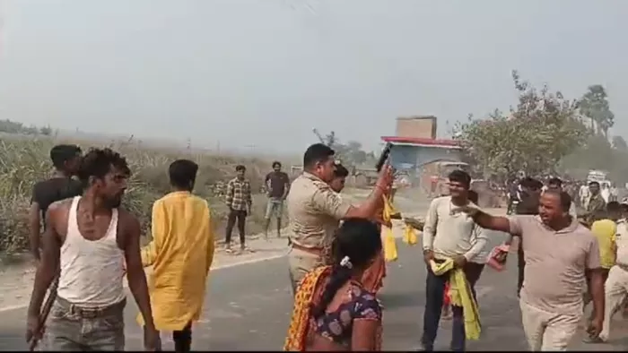 सड़क हादसे के बाद पहुंची पुलिस पर हमला, दारोगा ने चलाई गोली