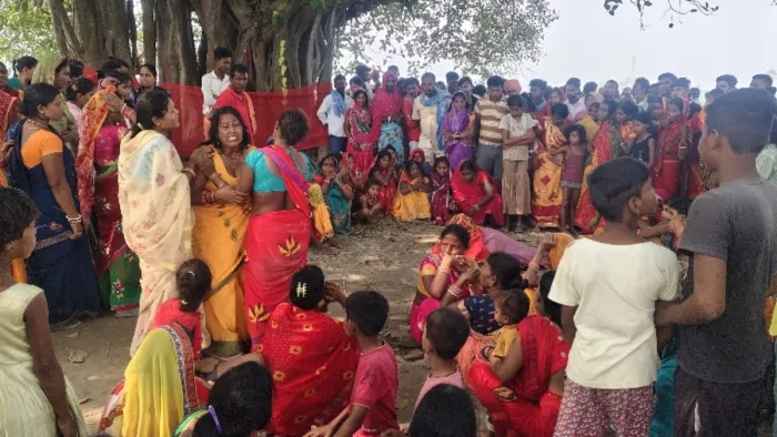 शव के चारों ओर बैठकर विलाप करती महिलाएं व एक दूसरे की गर्दन से लिपट रोते रिश्तेदार। जागरण