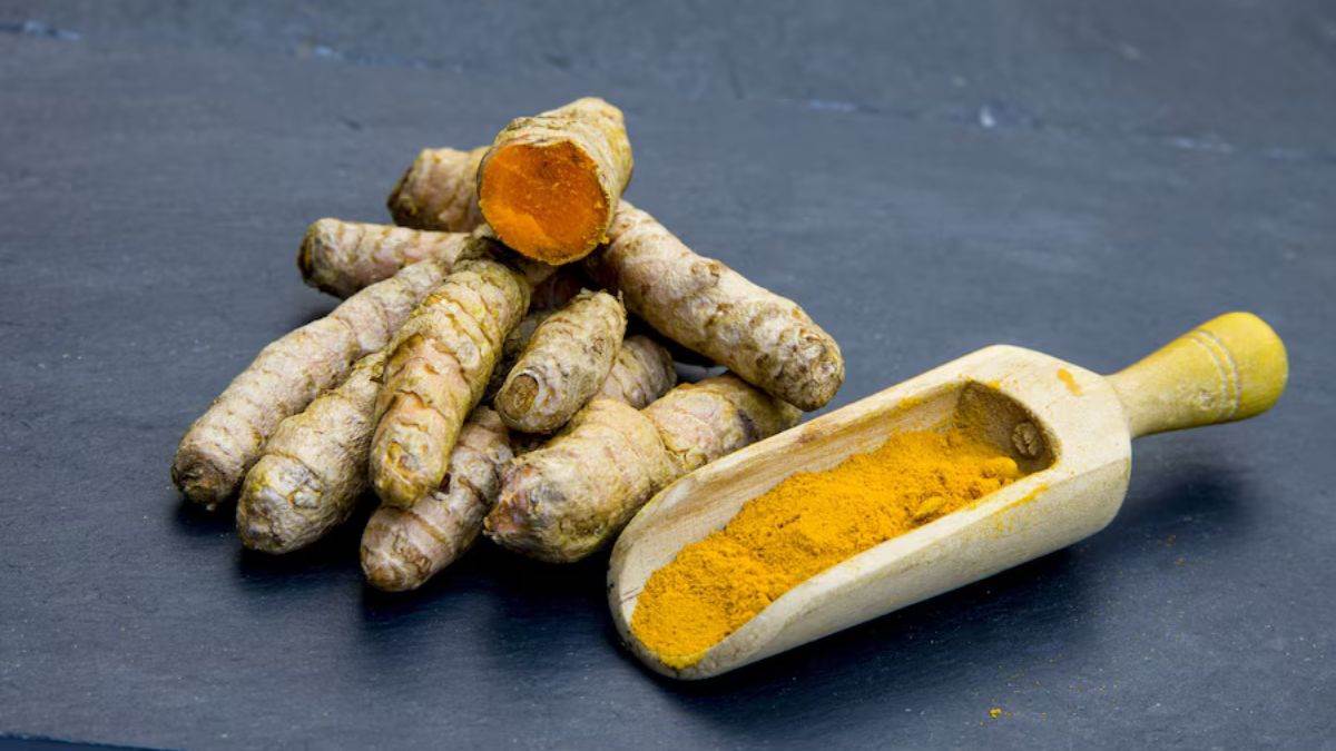 https://www.jagranimages.com/images/newimg/09112024/09_11_2024-raw_turmeric_23828481.jpg