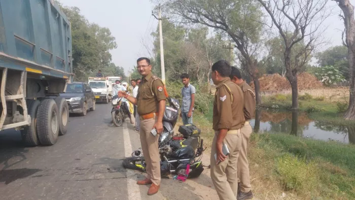 Firozabad News: हादसे के बाद मौके पर पड़ी क्षतिग्रस्त बाइक और पुलिसकर्मी।