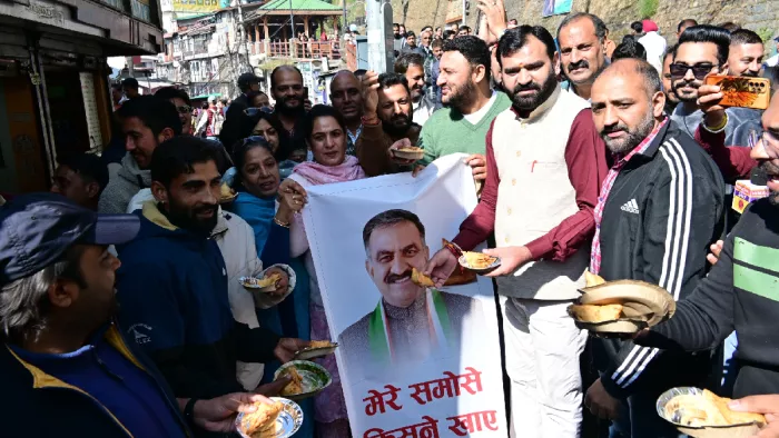 भाजपा युवा मोर्चा ने शिमला में निकाला समोसा जुलूस