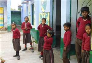 वितरण का दावा , बगैर स्वेटर पहुंच रहे नौनिहाल