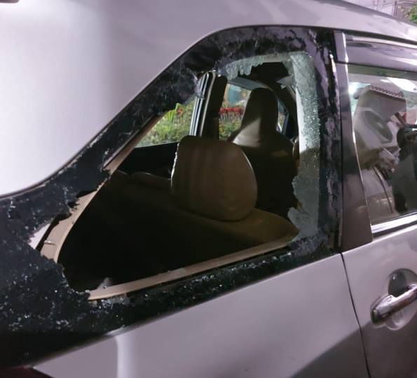 चिकित्सक की कार पर शराबियों का हमला, स्टाफ के साथ मारपीट, लूटपाट