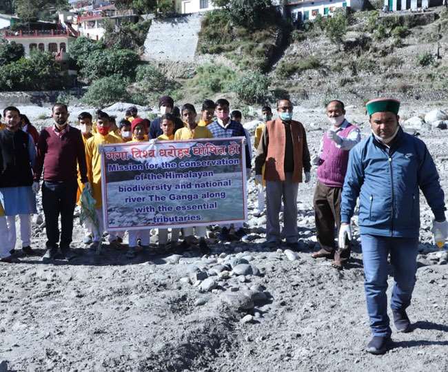 a teacher from gangotri has started a campaign to declare ganga a world heritage