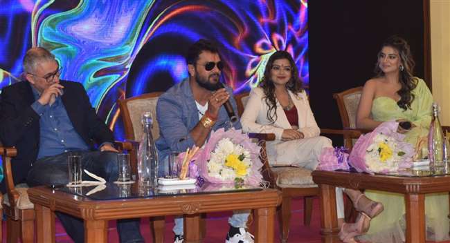 there is an artist for every society it has no scope actor khesari lal and actress akshara singh reached varanasi