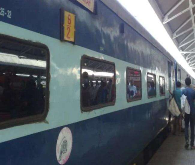 दिल्ली-पलवल रेलखंड पर स्वचालित सिग्नल प्रणाली ।