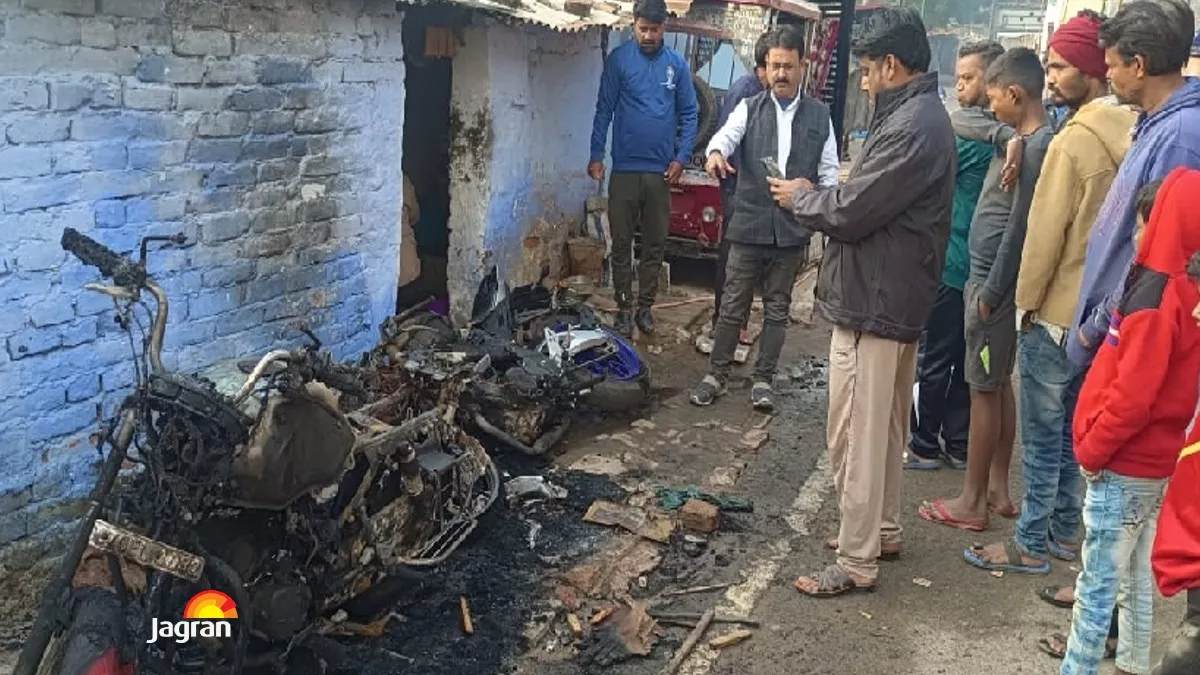 Prayagraj News: झोपड़ी के बाहर खड़ी दो बाइकों में लगी आग, जानबूझकर जलाने का अंदेशा, पुलिस जांच में जुटी
