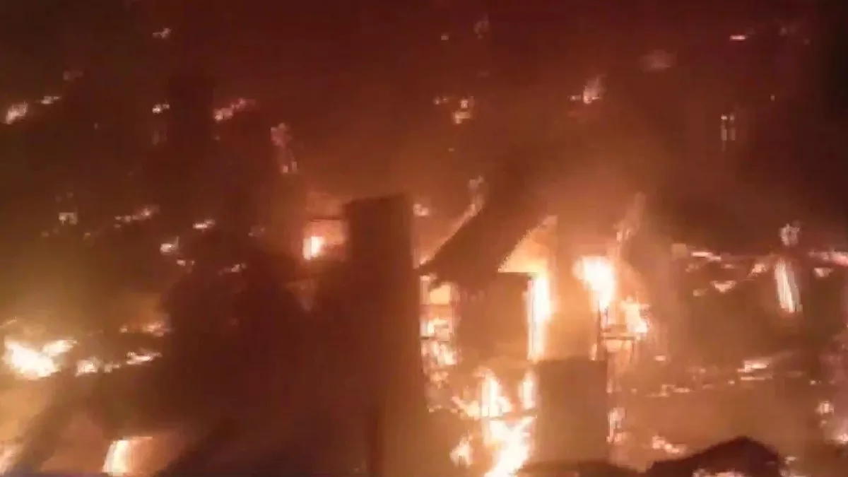 Assam के फटाशील अंबारी इलाके में लगी भीषण आग, कई घर जलकर खाक