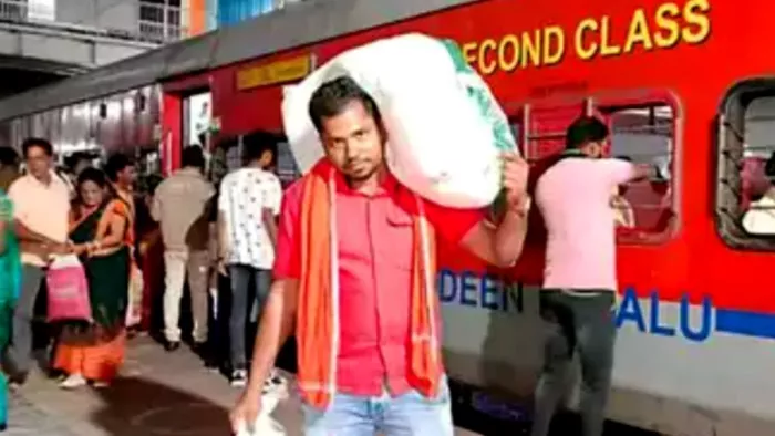 Odisha News: गेस्ट लेक्चरर और कुली सीएच नागेशु पात्रो