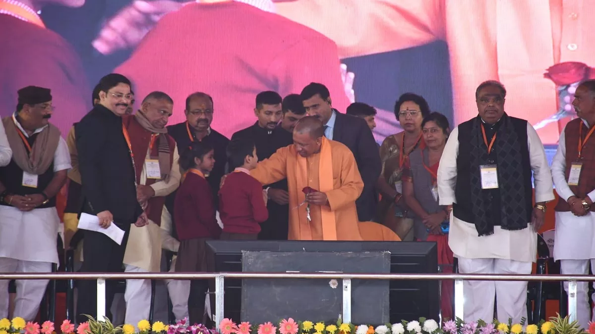 CM Yogi In Kanpur:कानपुर में प्रबुद्धजन सम्मेलन में पहुंचे मुख्यमंत्री योगी आदित्यनाथ ने बच्चों से बात की।
