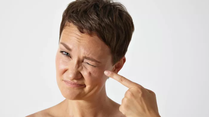 Crows feet Remedies: आंखों की झुर्रियों से बचाव के लिए अपनाएं ये आसान घरेलू उपाय