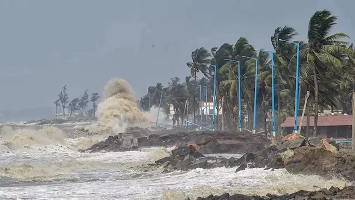 Cyclone Mandus: आज चेन्नई के पास तट से टकराएगा मैंडूस तूफान, तमिलनाडु में  NDRF की 12 टीमें तैनात - Cyclone Mandus Cyclone Mandus to hit the coast  near Chennai today 12 NDRF