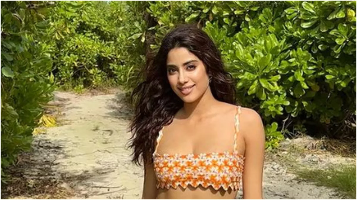 Janhvi Kapoor ने नियोन कलर की बिकिनी पहन इंटरनेट पर मचाया बवाल, फैंस बोले- अगर आपको कुछ हो गया तो में..