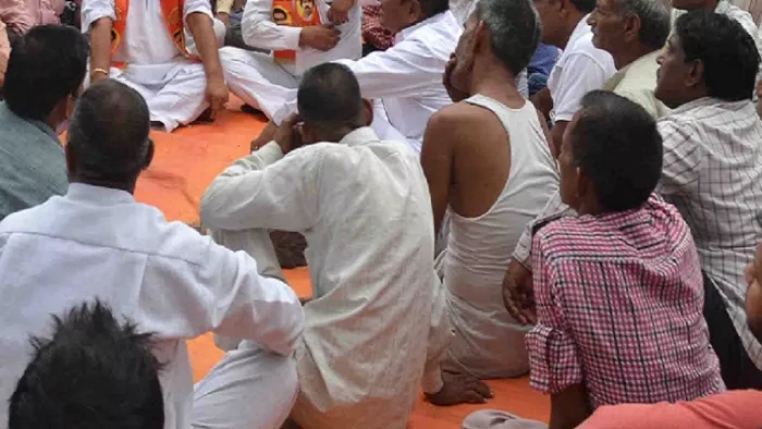 कंगारू कोर्ट में सुनाई गई सजा से आहत युवक ने फिनाइल पीकर खुदकुशी का प्रयास किया। (प्रतीकात्मक तस्वीर)