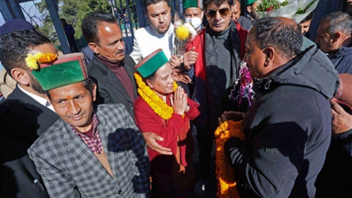 'हिमाचल का सीएम कैसा हो, प्रतिभा सिंह जैसी हो' कांग्रेस विधायक दल की बैठक से पहले कार्यकर्ताओं ने लगाए नारे