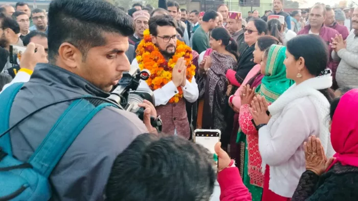 पत्रकारों से बातचीत में अनुराग ठाकुर ने ममता बनर्जी पर साधा निशाना