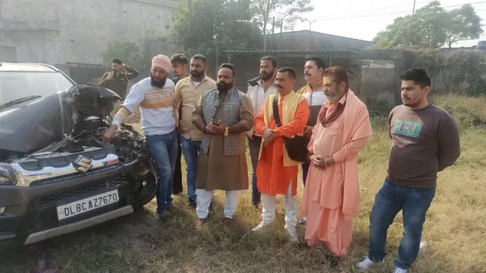 हादसाग्रस्त कार से गौ मास बरामद होने संबंधी पत्रकारों को जानकारी देते गौ रक्षा दल के प्रधान सतीश कुमार
