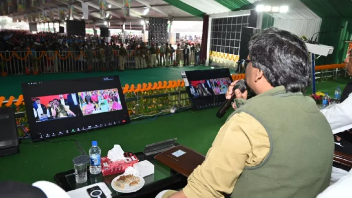 भरी सभा में झारखंड CM की किरकिरी! छात्राओं से योजनाओं के लाभ के बारे में पूछा