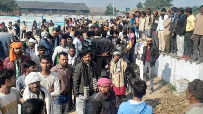 चीनी मिलकर्मी ने किसान को पीटा, दो घंटे बंद रही तौल