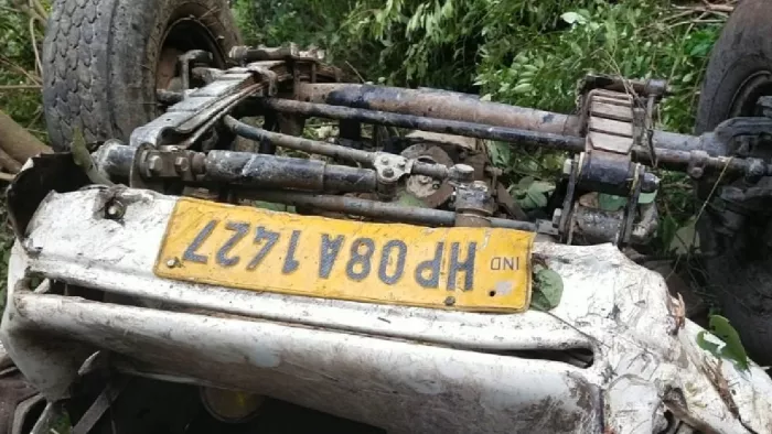 विकासनगर में खाई में पलटा हिमाचल प्रदेश का वाहन