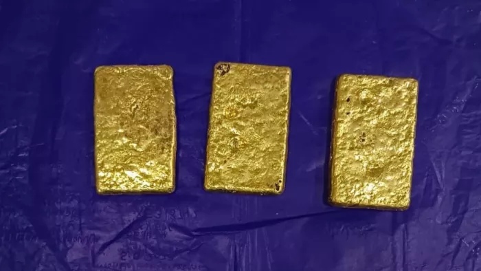 पकड़े जाने के डर से लावारिस छोड़ा सोना।
