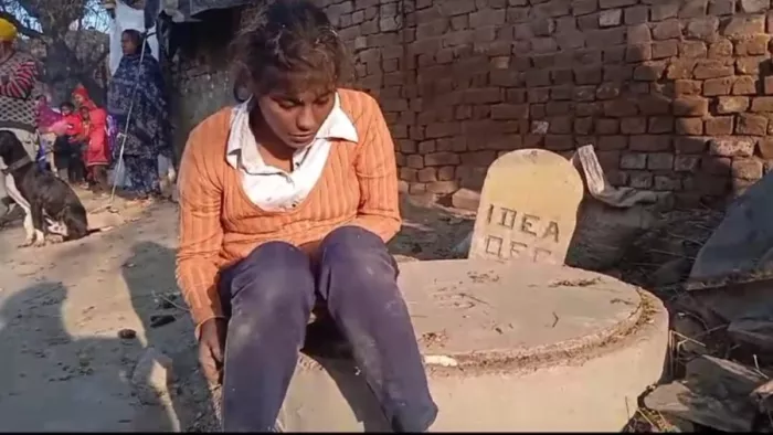 सड़क पर नशे में झूमती नजर आई युवती